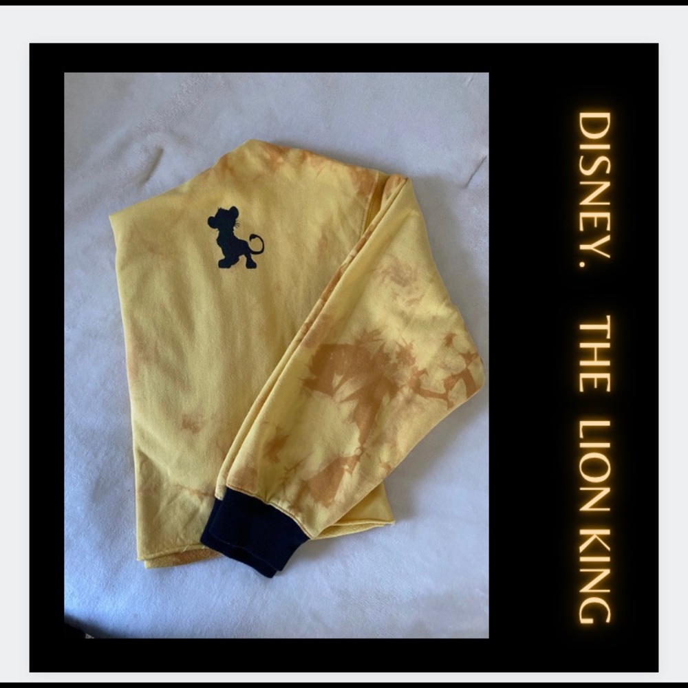 Disney “The 🦁 King” cropped hoodie. NWOT.